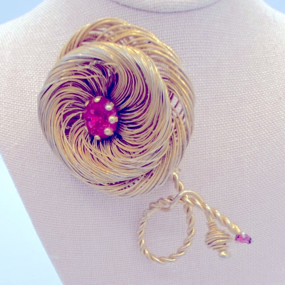 Vintage Hattie Carnegie Unique Gold Tone Flower Brooch With Pink Stone Center